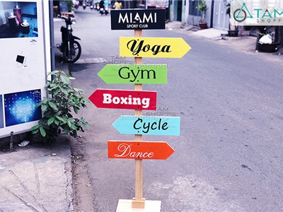 Cây bảng mũi tên chỉ đường phòng tập Gym